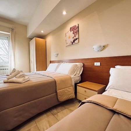 Hotel Villa Robinia 겐자노 디 로마 외부 사진
