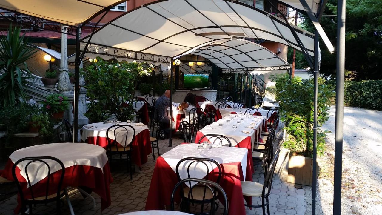 Hotel Villa Robinia 겐자노 디 로마 외부 사진