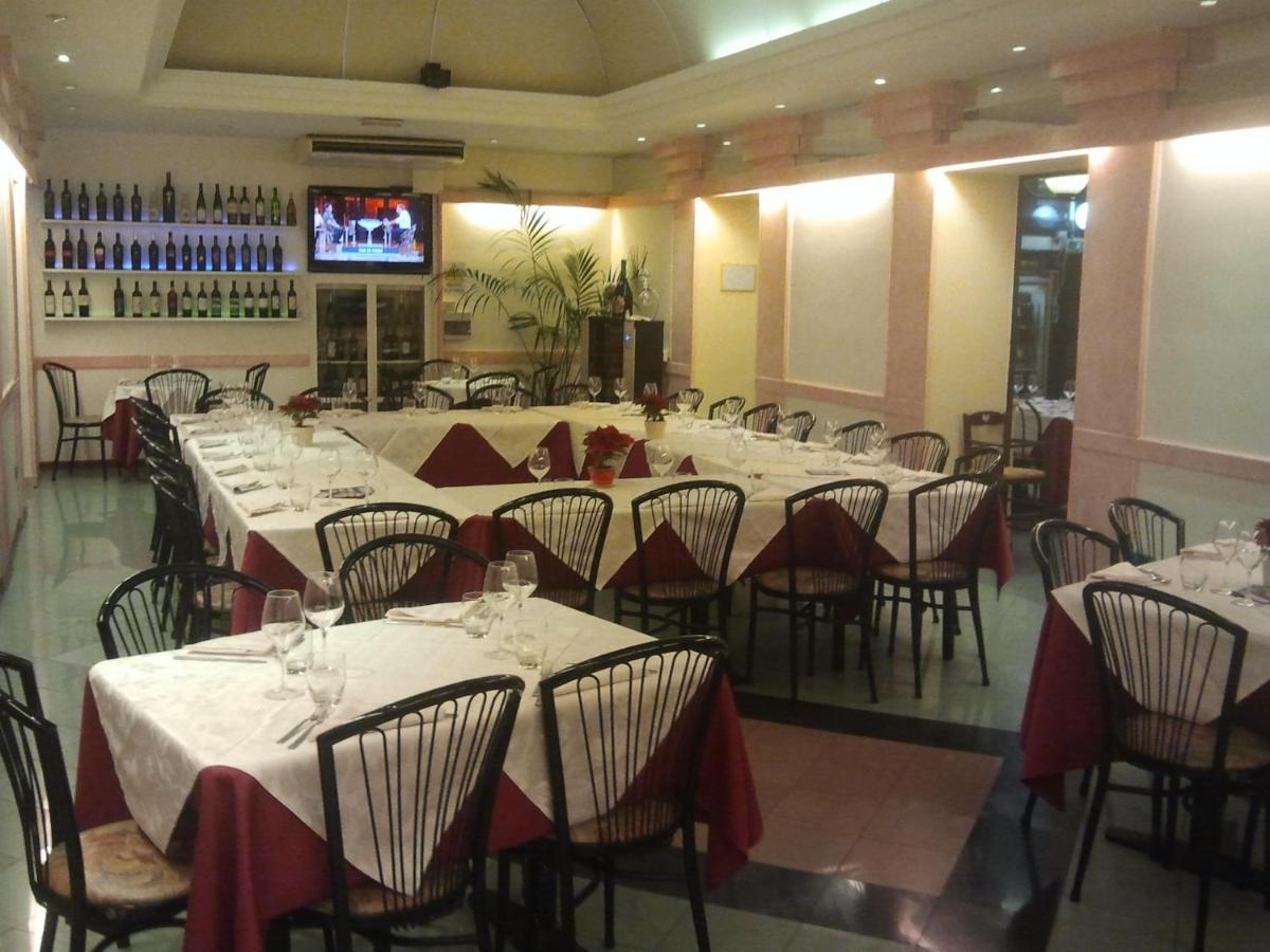 Hotel Villa Robinia 겐자노 디 로마 외부 사진
