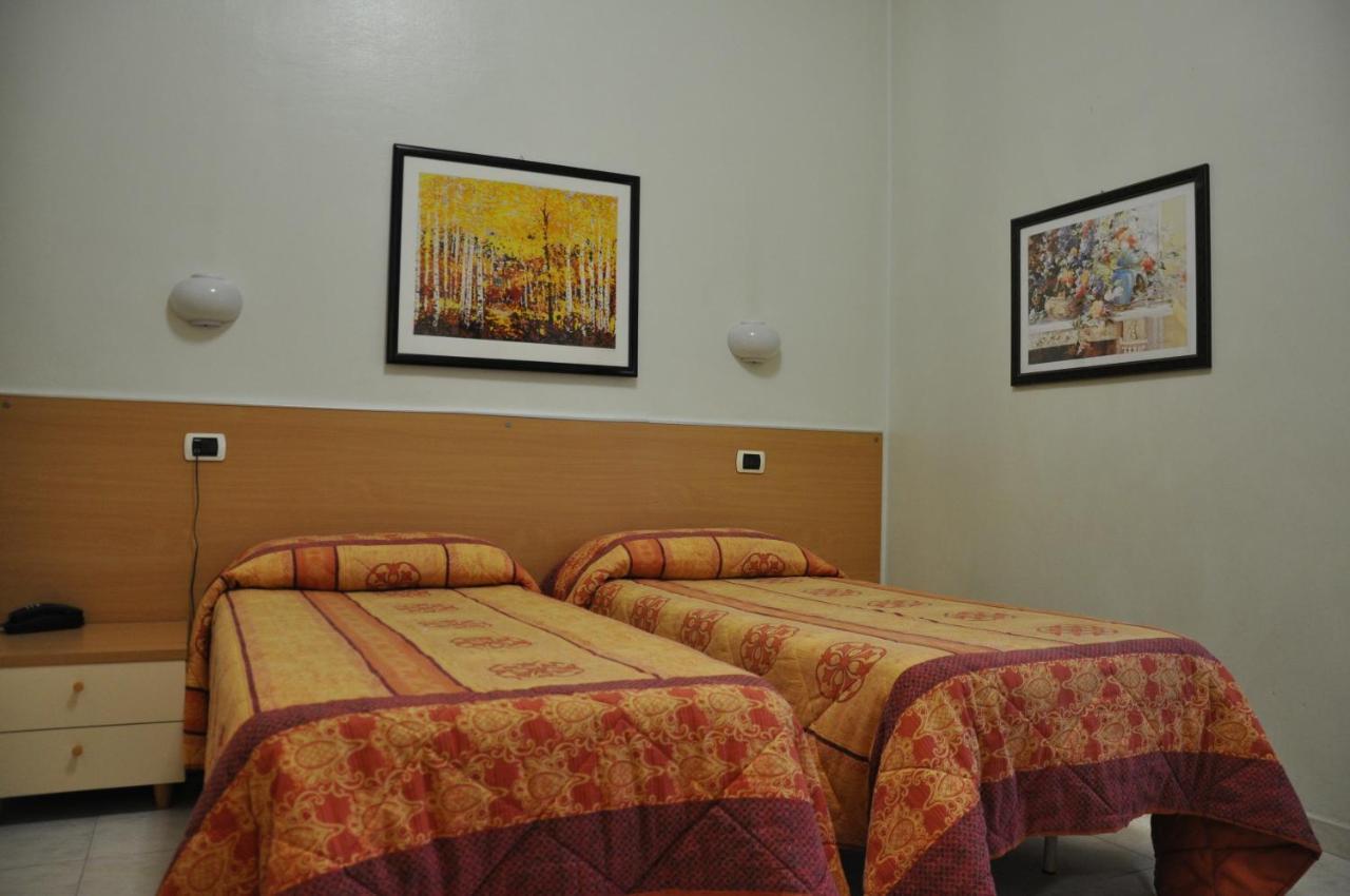 Hotel Villa Robinia 겐자노 디 로마 외부 사진