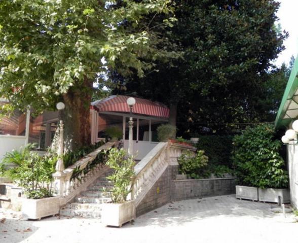 Hotel Villa Robinia 겐자노 디 로마 외부 사진