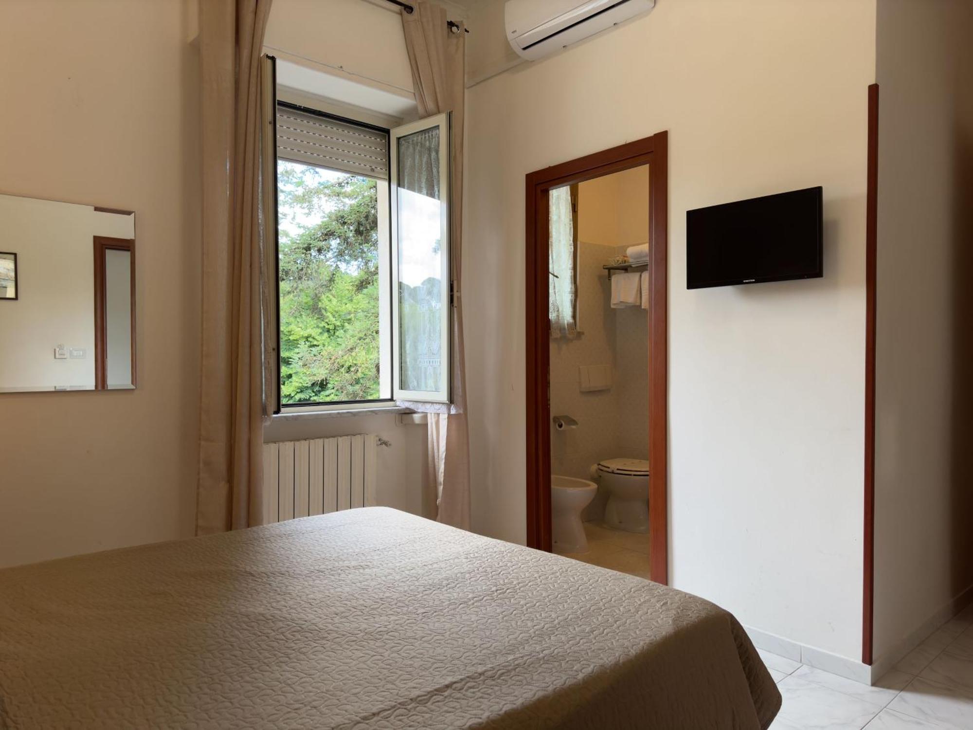Hotel Villa Robinia 겐자노 디 로마 외부 사진