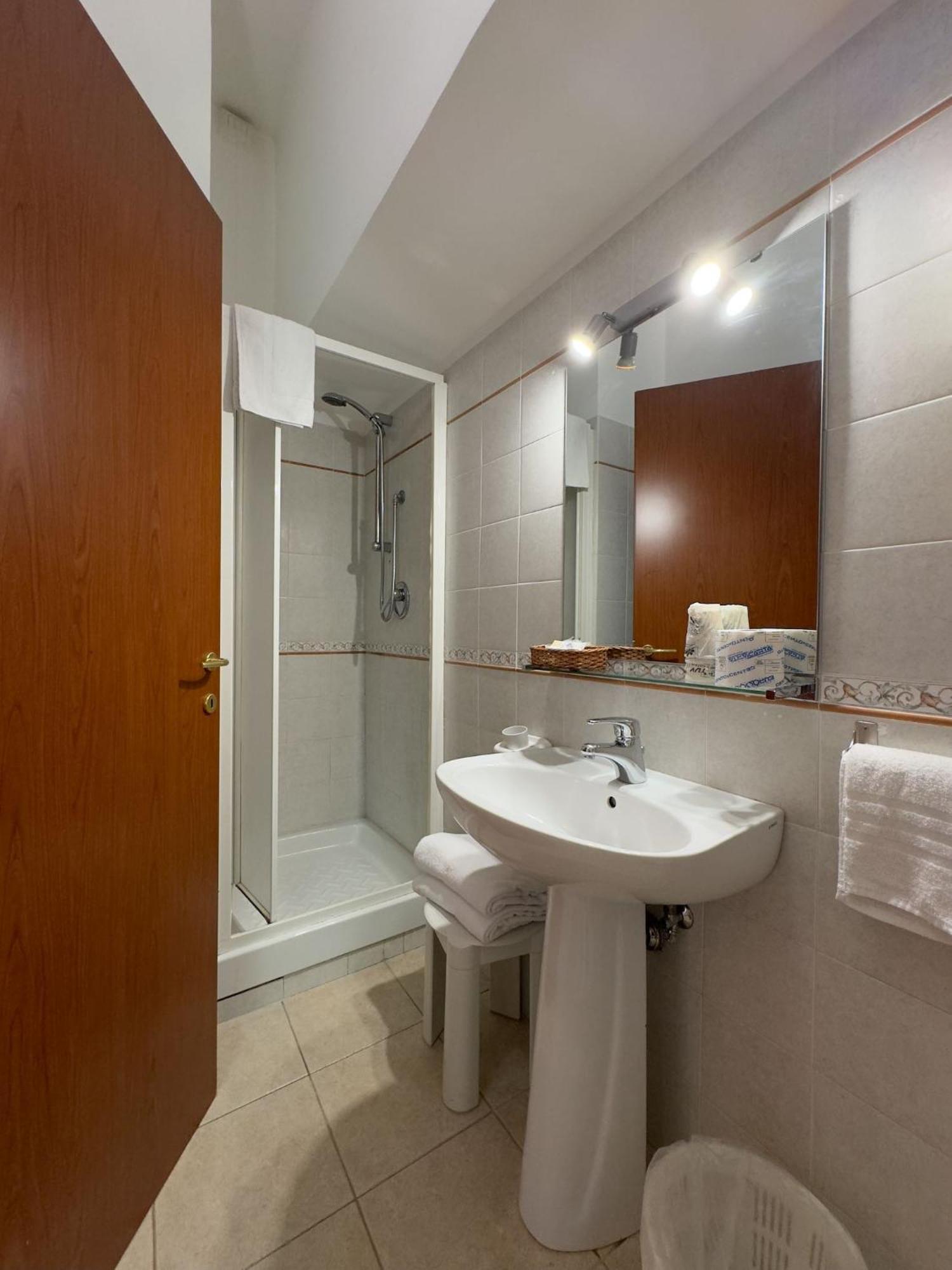 Hotel Villa Robinia 겐자노 디 로마 외부 사진