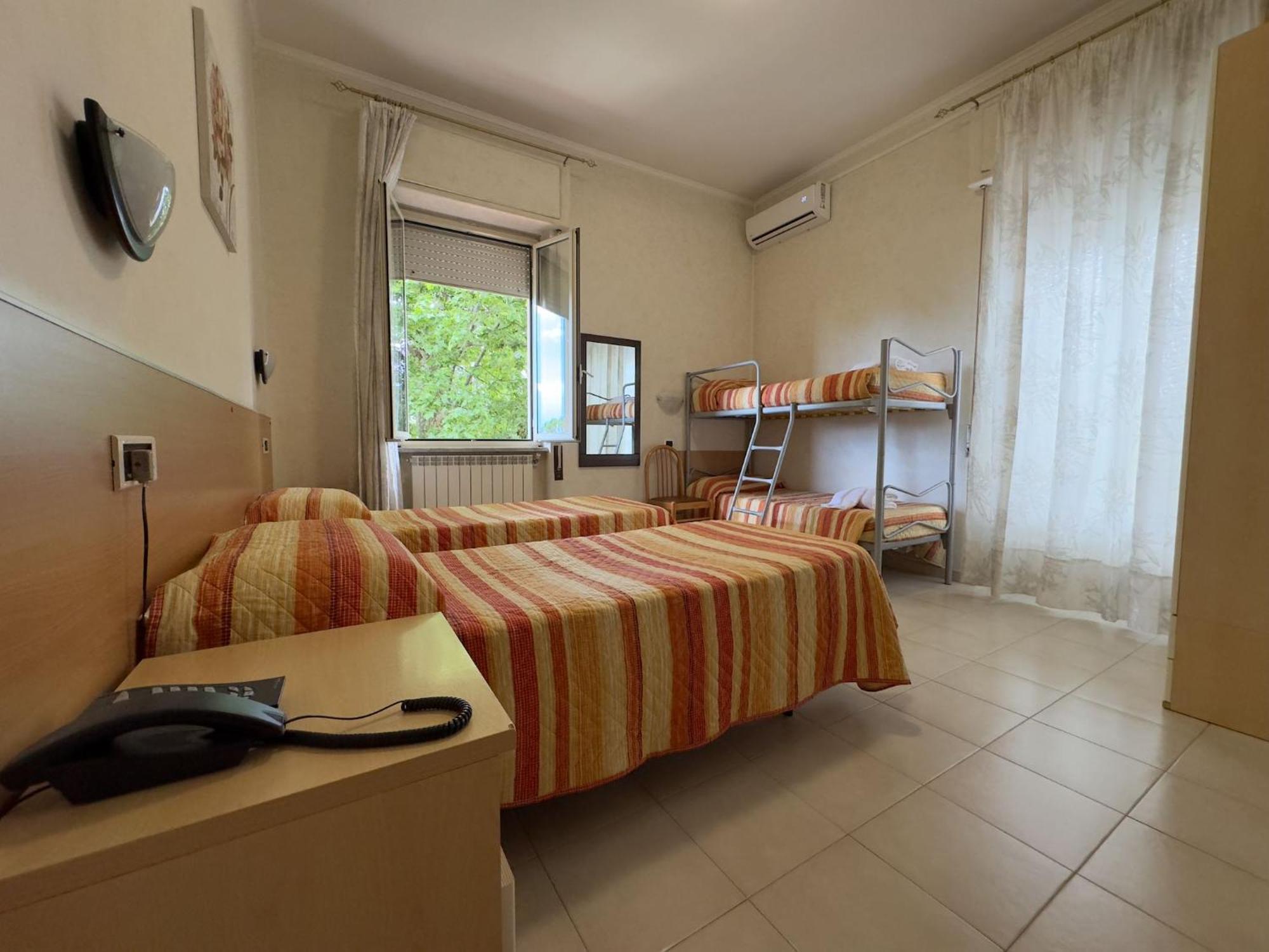 Hotel Villa Robinia 겐자노 디 로마 외부 사진