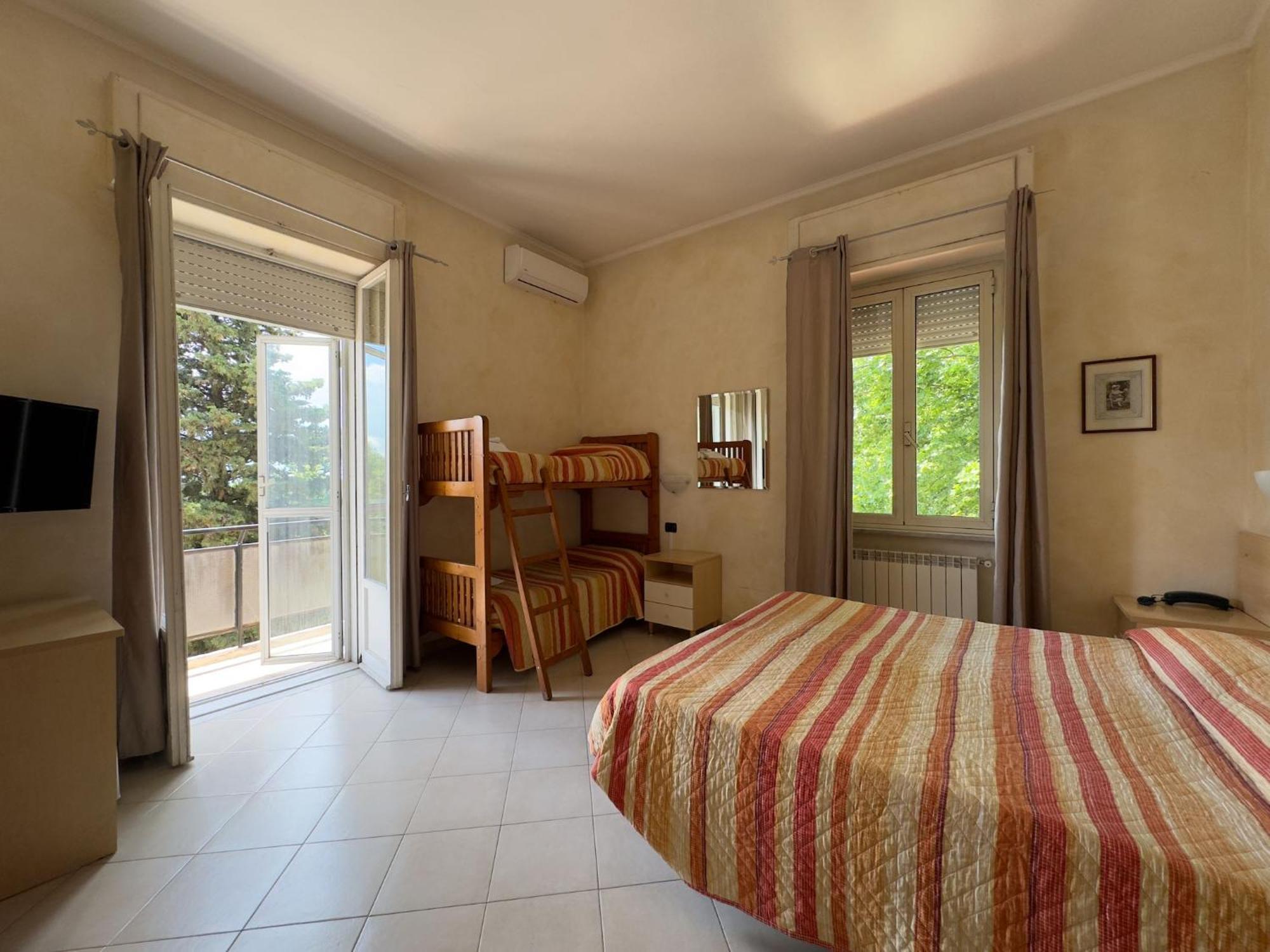 Hotel Villa Robinia 겐자노 디 로마 외부 사진