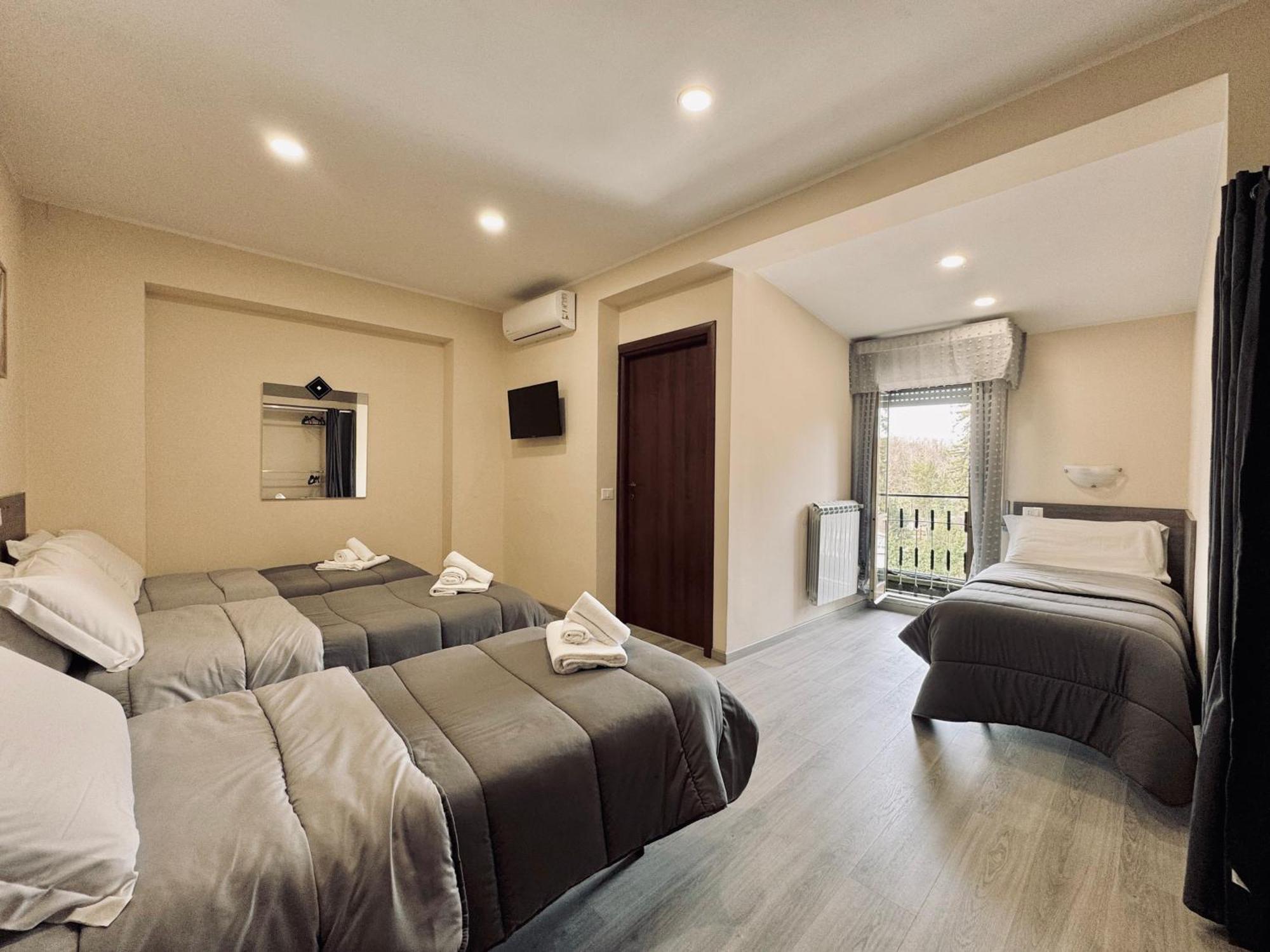 Hotel Villa Robinia 겐자노 디 로마 외부 사진