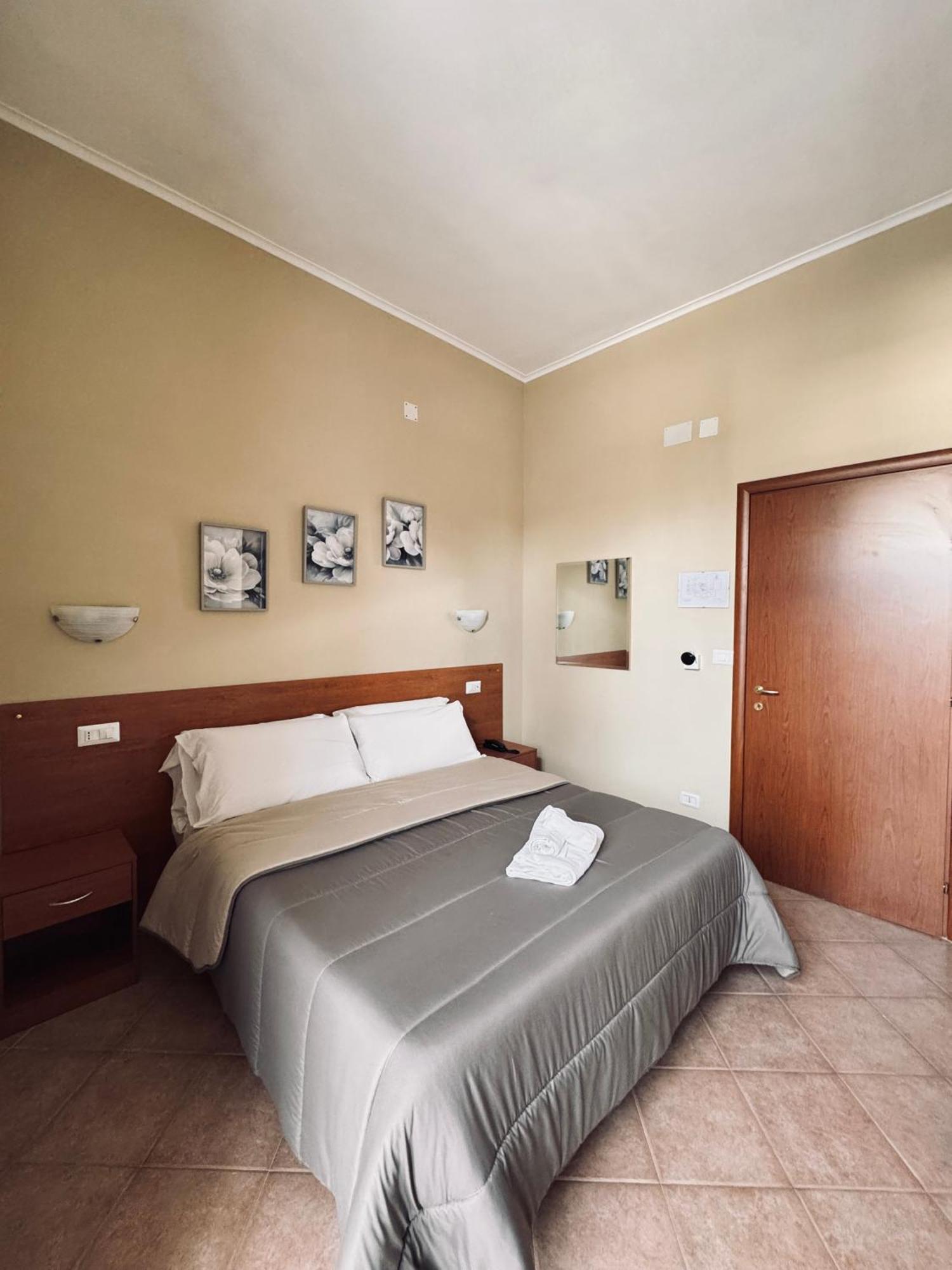 Hotel Villa Robinia 겐자노 디 로마 외부 사진