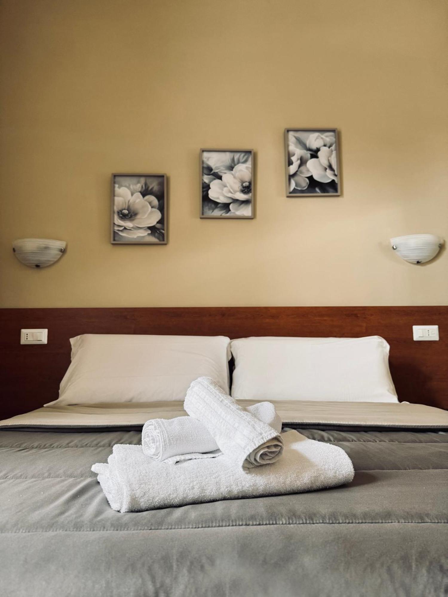 Hotel Villa Robinia 겐자노 디 로마 외부 사진