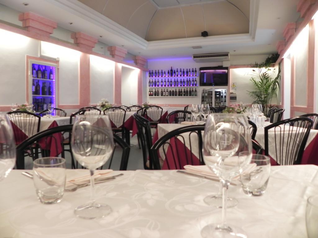 Hotel Villa Robinia 겐자노 디 로마 외부 사진