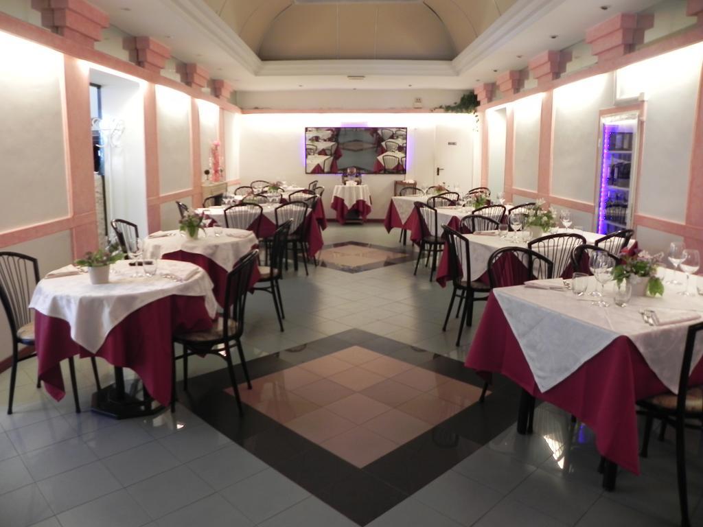Hotel Villa Robinia 겐자노 디 로마 외부 사진