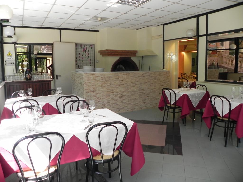 Hotel Villa Robinia 겐자노 디 로마 외부 사진