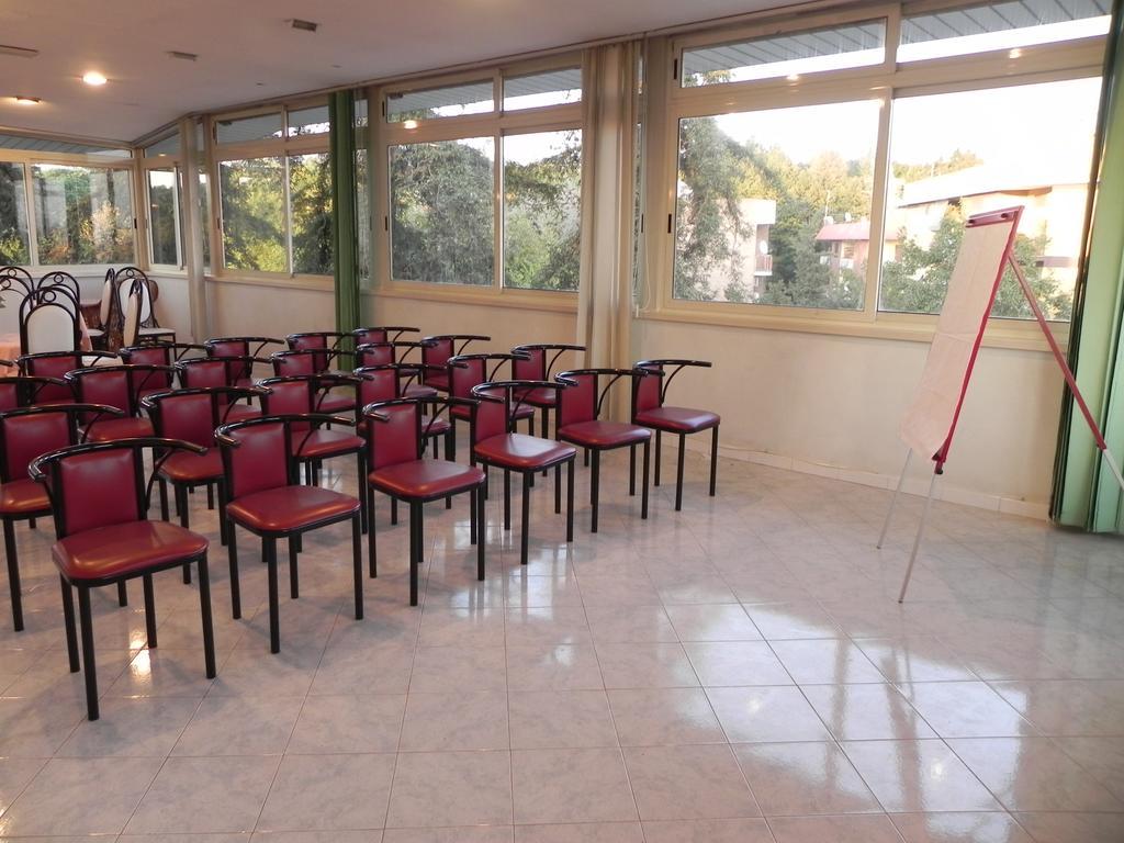Hotel Villa Robinia 겐자노 디 로마 외부 사진