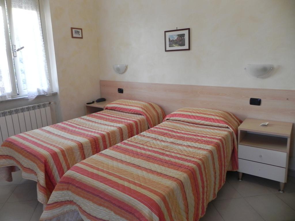 Hotel Villa Robinia 겐자노 디 로마 객실 사진