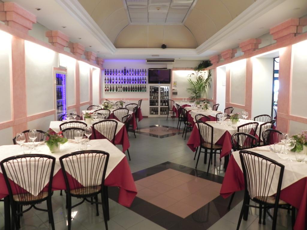Hotel Villa Robinia 겐자노 디 로마 외부 사진