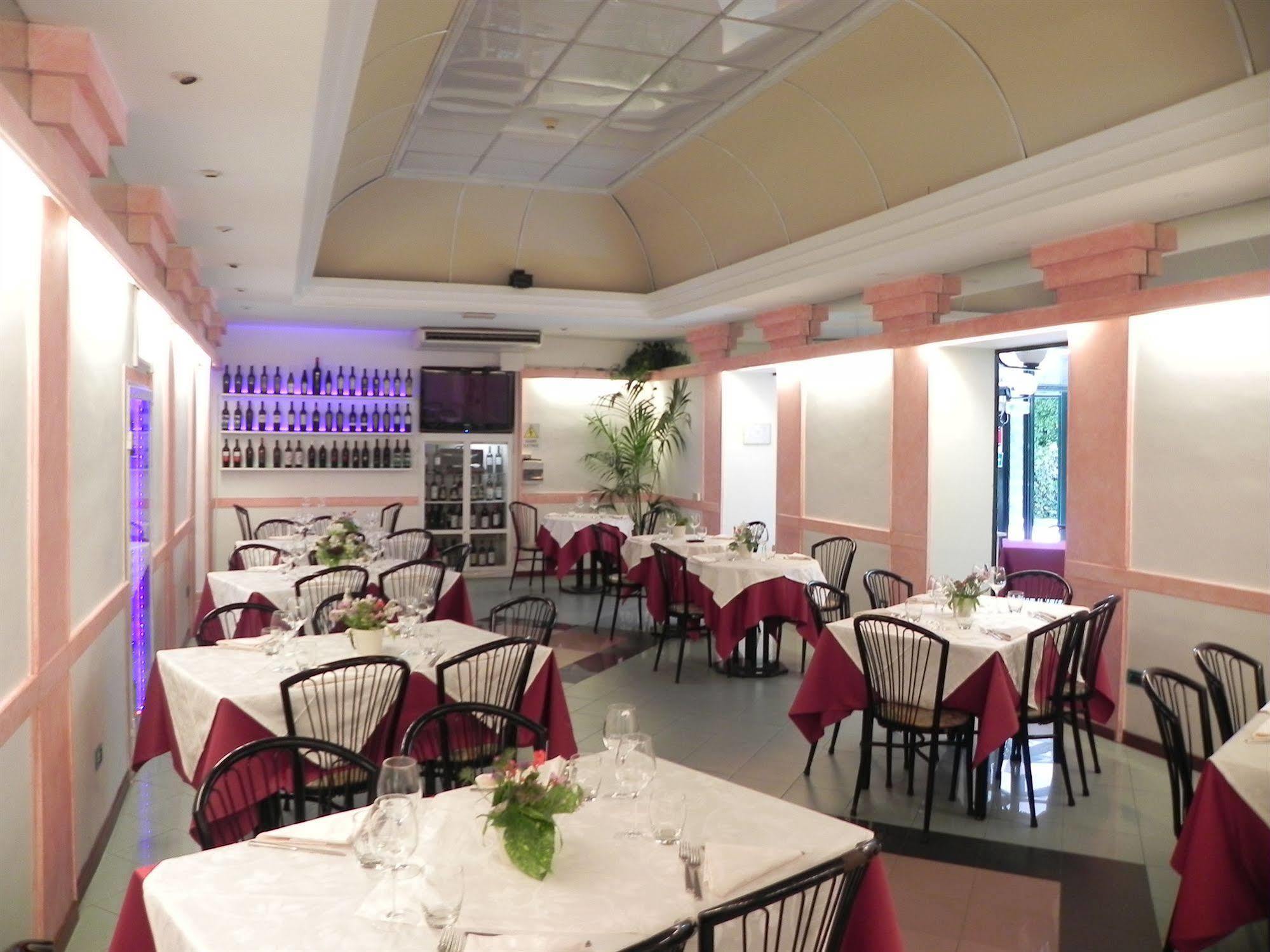 Hotel Villa Robinia 겐자노 디 로마 외부 사진