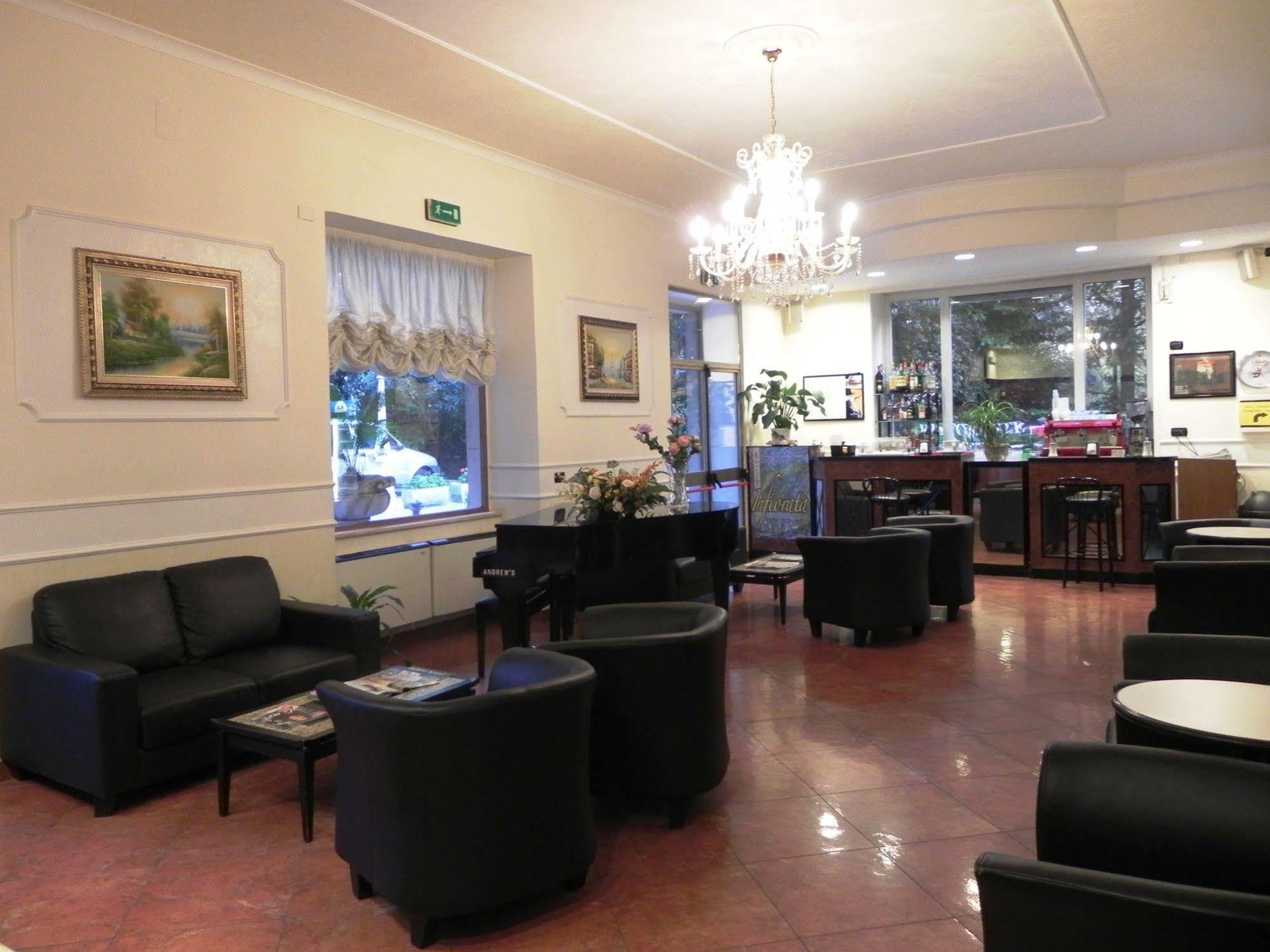 Hotel Villa Robinia 겐자노 디 로마 외부 사진