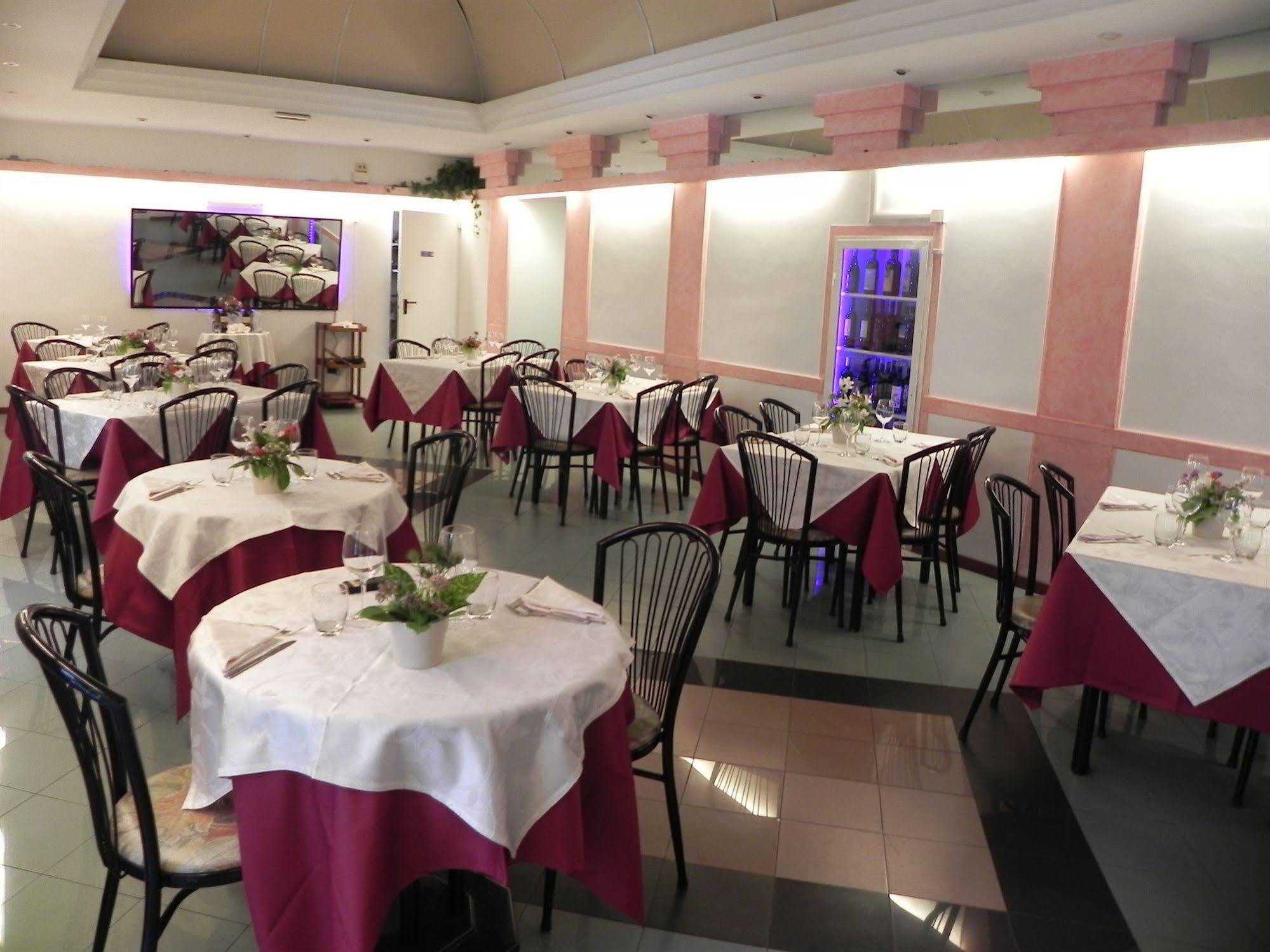Hotel Villa Robinia 겐자노 디 로마 외부 사진
