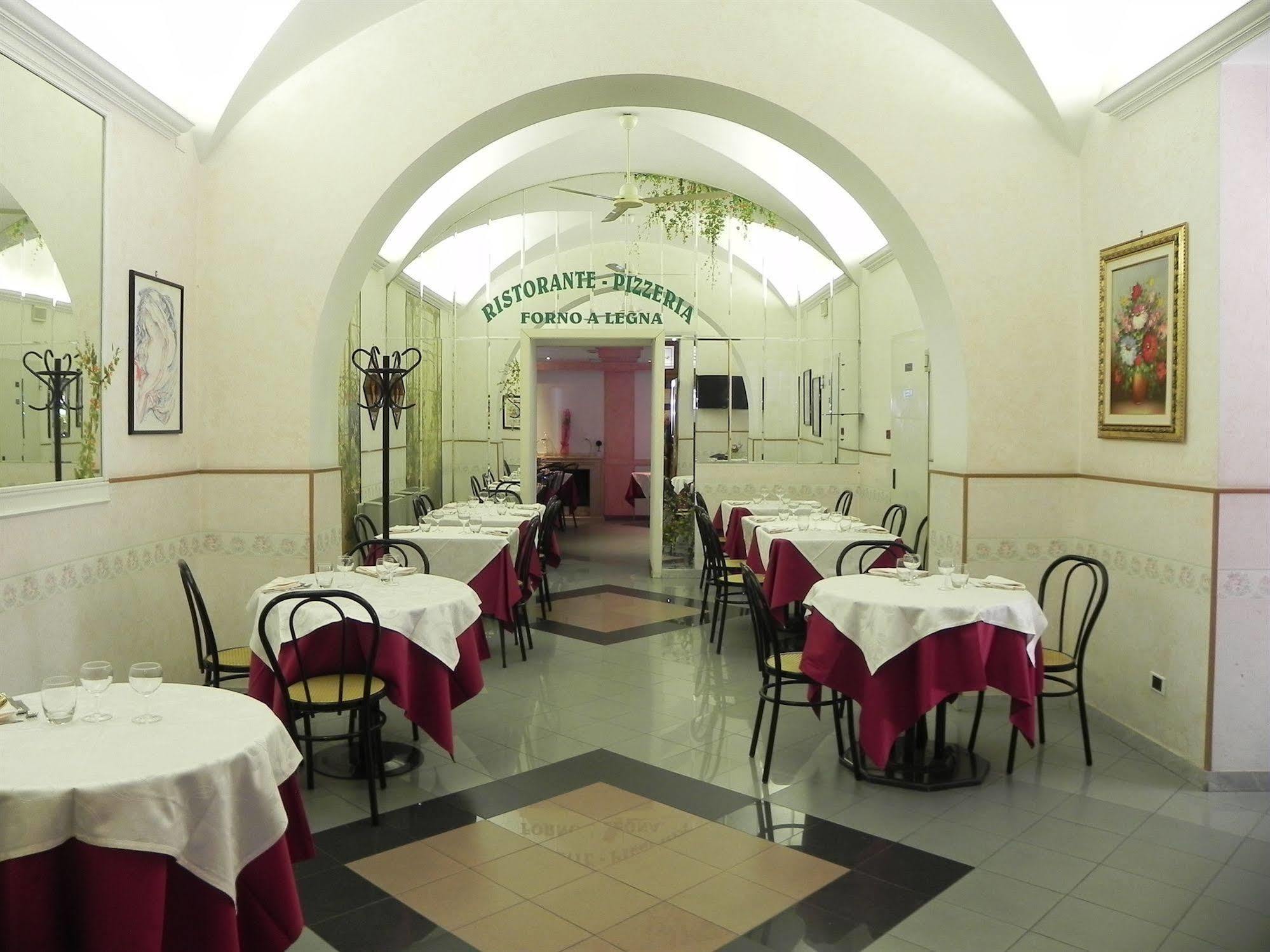 Hotel Villa Robinia 겐자노 디 로마 외부 사진