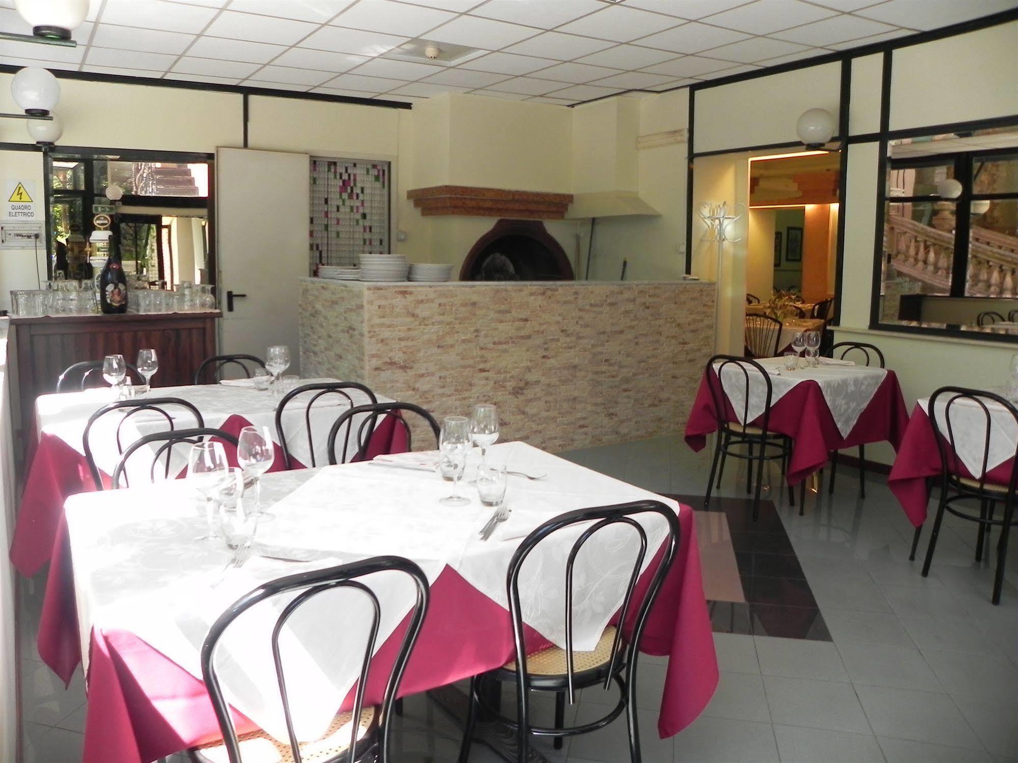 Hotel Villa Robinia 겐자노 디 로마 외부 사진
