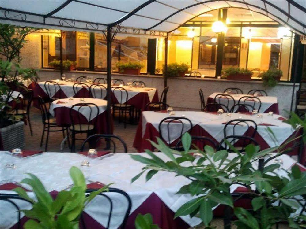 Hotel Villa Robinia 겐자노 디 로마 외부 사진